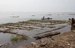 Timber is floated on Congo river to wood depot near Kinshasa, Democratic Republic of Congo, in May 2013. Photo: Flore de Preneuf / World Bank     Photo ID: FP-DRC-4546